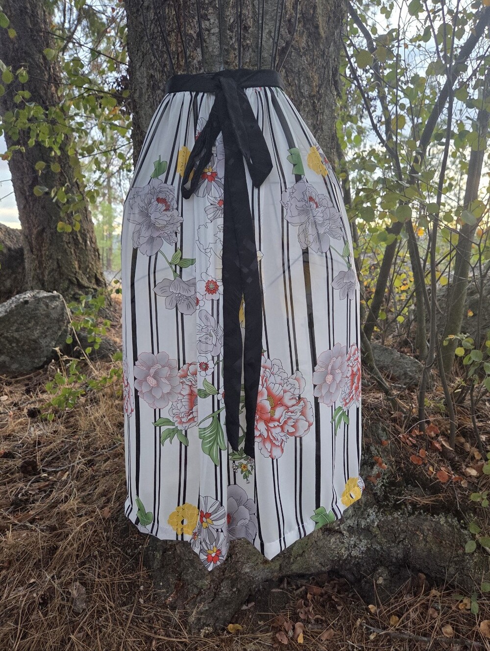 APRON Floral Stripe with Black Waist Tie Costume OKTOBERFEST
